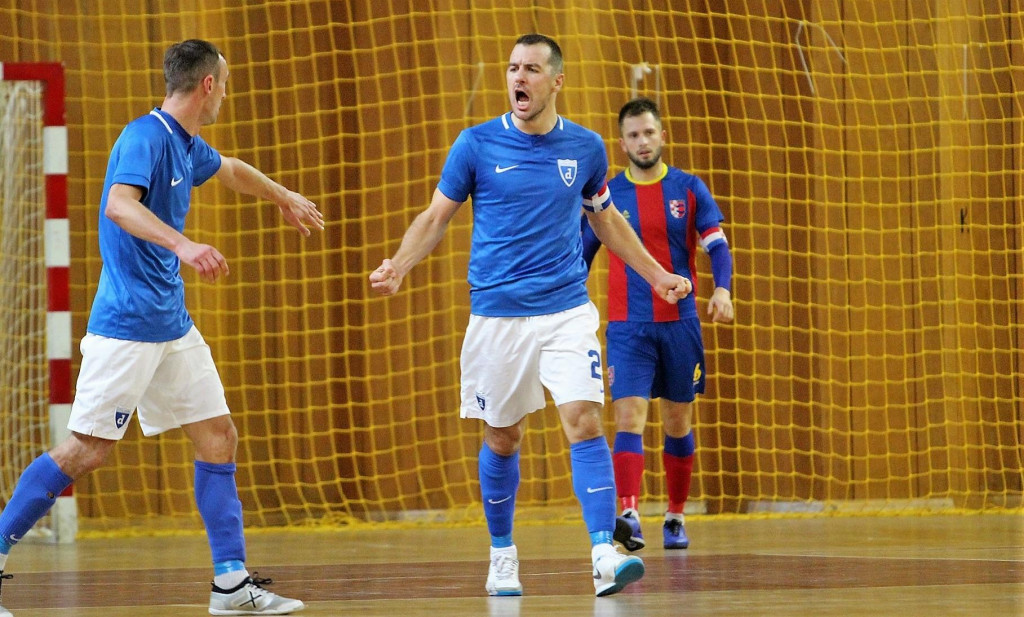 Hrvoje Penava (Futsal Dinamo) slavi, tuguje kapetan Squarea Hrvoje Cvjetković foto: Tonči Vlašić