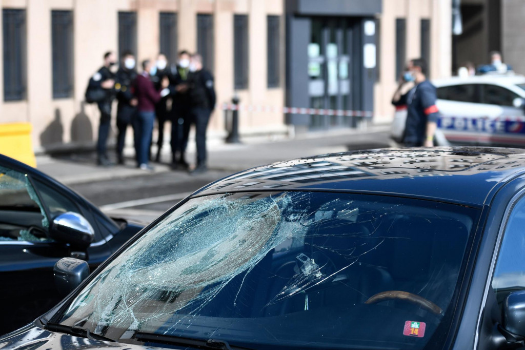 Nitko nije uhićen, a fotografije pokazuju da su razbijeni prozori policijske stanice, dok su automobili oštećeni