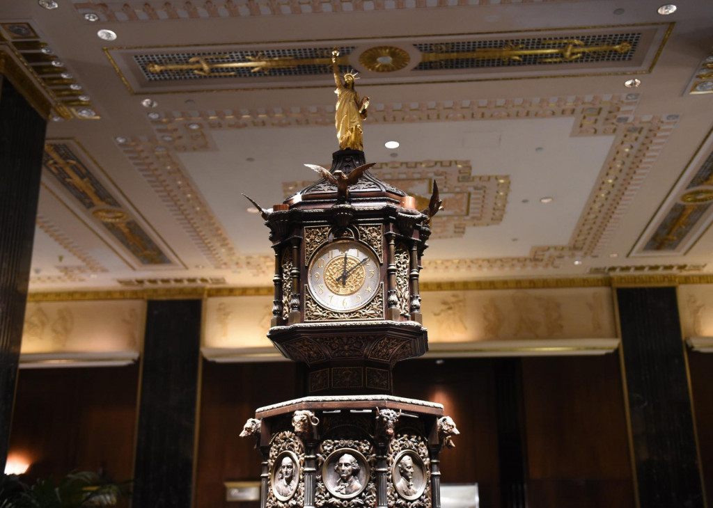 Sat iz lobija hotela izrađenog 1893., koji je bio izložen na svjetskom sajmu