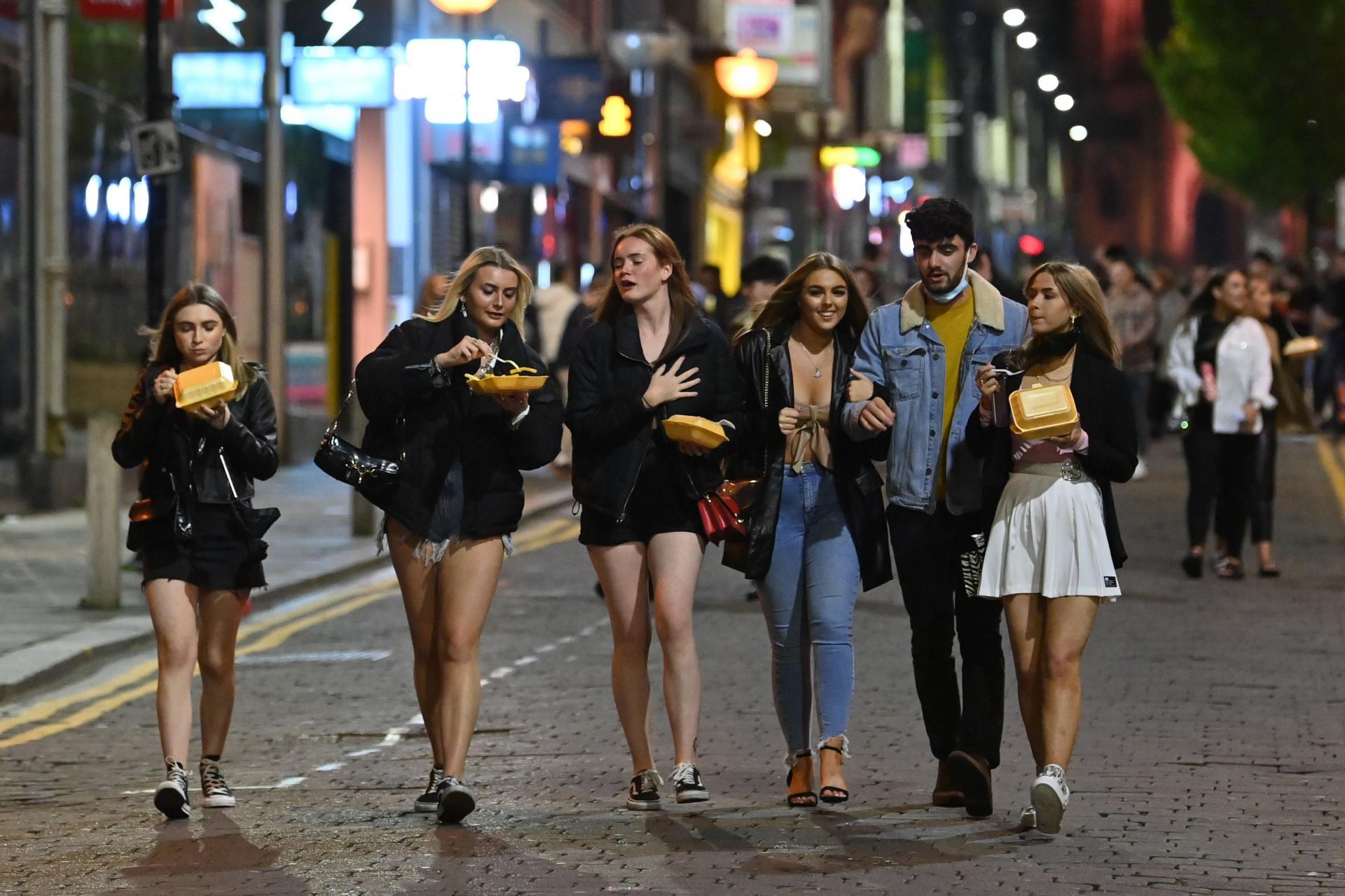 Crowded street. Англия люди на улицах. Ливерпуль девушки на улицах. Женщины Англии на улице. Англичане фото на улице.