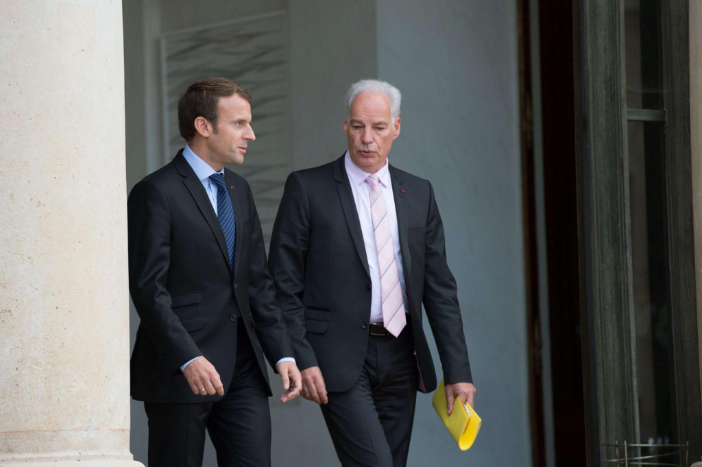 Emmanuel Macron i njegov ministar Alain Griset pred Elizejskom palačom&lt;br /&gt;
 