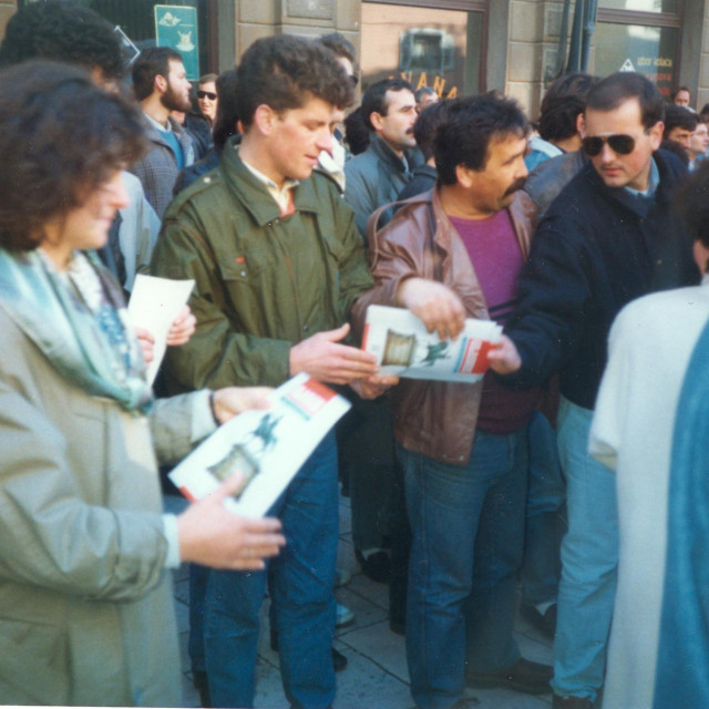 Prvi izlazak splitskog HDZ-a u javnost u prosincu 1989. U zelenoj jakni promidžbene materijale dijelio je Ivica Tafra