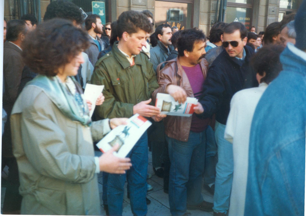 Prvi izlazak splitskog HDZ-a u javnost u prosincu 1989. U zelenoj jakni promidžbene materijale dijelio je Ivica Tafra