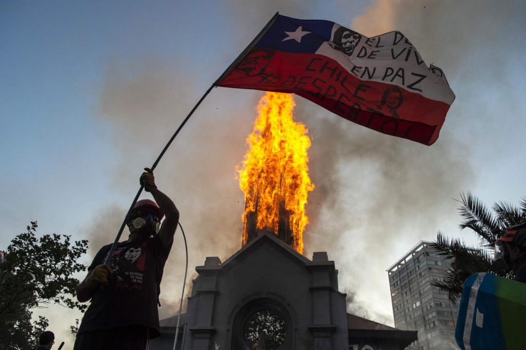 Neredi i crkveni toranj u plamenu u Asuncionu