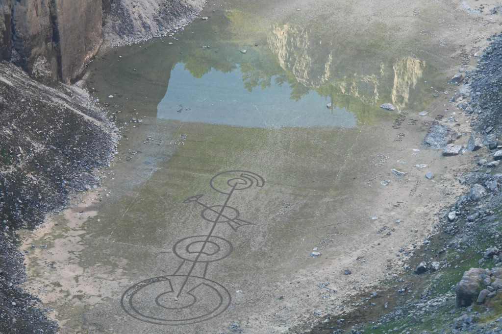 Neobični znakovi na dnu Modrog jezera