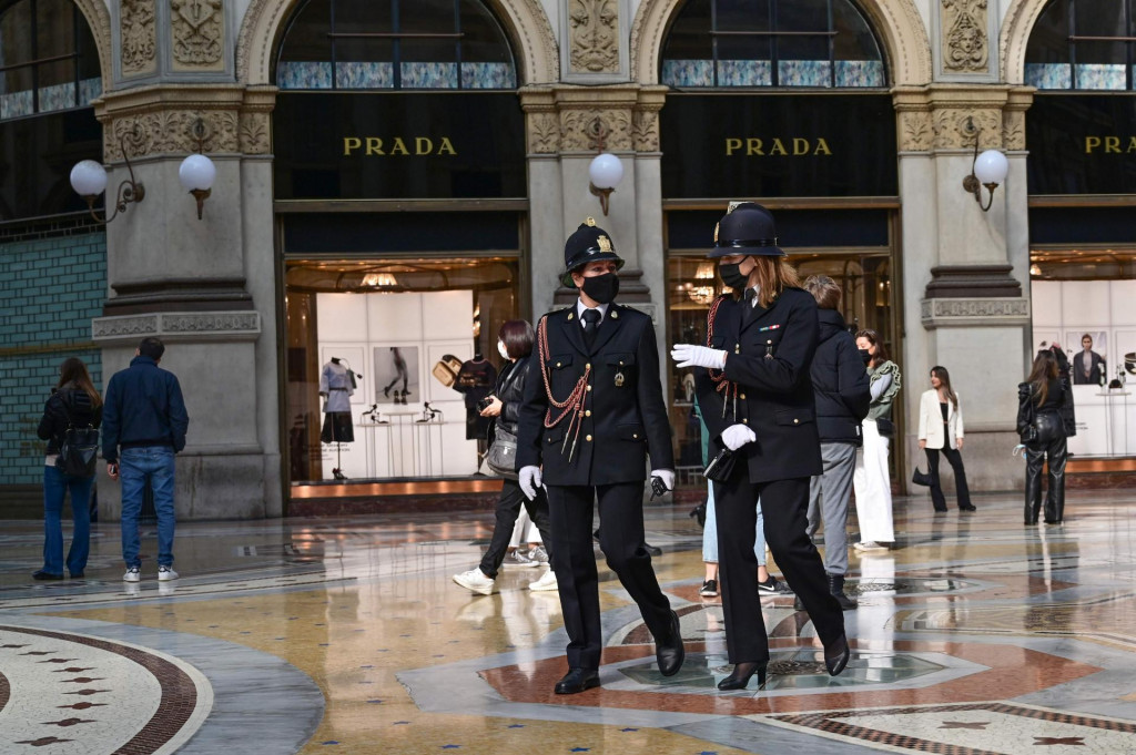 Police officers wearing protective masks walk across the Galleria Vittorio Emanuele II in Milan on October 17, 2020, amid the Covid-19 pandemic. - Italy&amp;#39;s government has made it mandatory to wear face protection outdoors, in an attempt to counter the spread of the coronavirus Covid-19 pandemic. (Photo by MIGUEL MEDINA/AFP)
