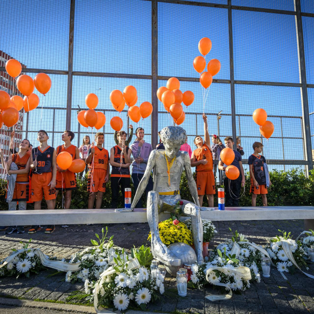&lt;br /&gt;
Polaganjem vijenaca i puštanjem balona u zrak kod spomenika Draženu Petroviću na Baldekinu obilježen je njegov 56 rođendan&lt;br /&gt;
 