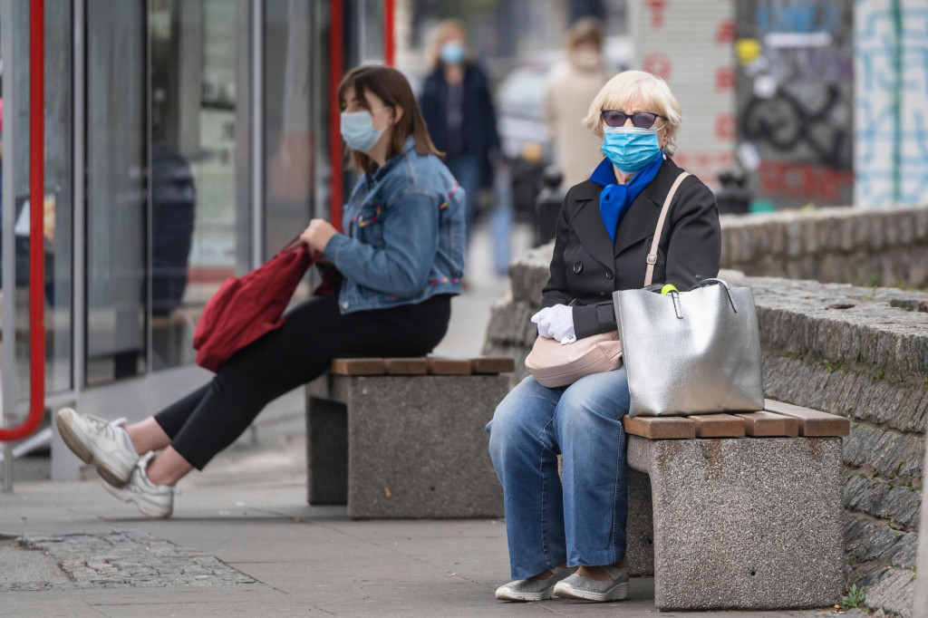Na ulicama Varšave, glavnog grada Poljske, svi nose maske, radno vrijeme dućana je ograničeno