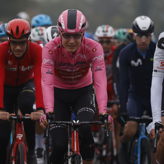 Team Sunweb rider Netherlands&amp;#39; Wilco Kelderman (C) wearing the overall leader&amp;#39;s pink jersey, rides with the pack during the 19th stage of the Giro d&amp;#39;Italia 2020 cycling race, a 258-kilometer route between Morbegno and Asti on October 23, 2020. - Heavy rain has interrupted on October 23, 2020 the 19th stage of the Giro d&amp;#39;Italia following protests by the riders in the face of difficult weather conditions. Today&amp;#39;s stage was planned to be a flat 258km ride between Morbegno and Asti but was cut back 100km after riders revolted when faced with pelting rain in the northern region of Lombardy. (Photo by Luca Bettini/AFP)