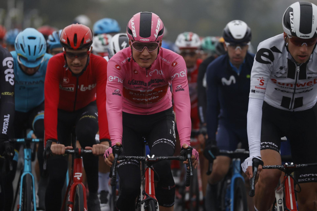 Team Sunweb rider Netherlands&amp;#39; Wilco Kelderman (C) wearing the overall leader&amp;#39;s pink jersey, rides with the pack during the 19th stage of the Giro d&amp;#39;Italia 2020 cycling race, a 258-kilometer route between Morbegno and Asti on October 23, 2020. - Heavy rain has interrupted on October 23, 2020 the 19th stage of the Giro d&amp;#39;Italia following protests by the riders in the face of difficult weather conditions. Today&amp;#39;s stage was planned to be a flat 258km ride between Morbegno and Asti but was cut back 100km after riders revolted when faced with pelting rain in the northern region of Lombardy. (Photo by Luca Bettini/AFP)