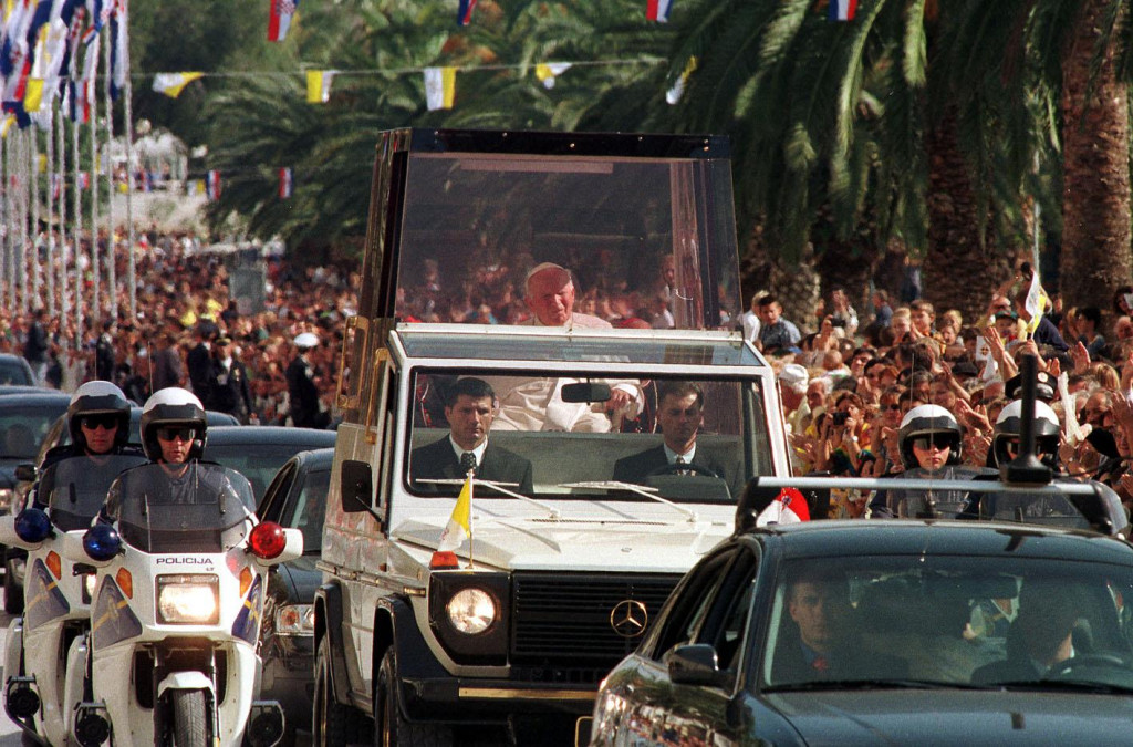 Mnoštvo Splićana i ljudi iz svih krajeva Hrvatske dočekalo je Papu Ivana Pavla II. prilkom posjeta Splitu u listopadu 1998.
