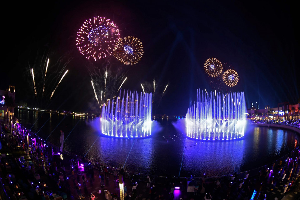 Dubai launches the Palm Fountain in a bid to break a Guinness World Record as the worlds&amp;#39; largest fountain, at Palm Jumeira on October 22, 2020. - Spread over 14,000 square feet of seawater, the fountain�s super shooter stands tall at 105 metres and comes alive with over 3,000 LED lights. (Photo by Karim SAHIB/AFP)