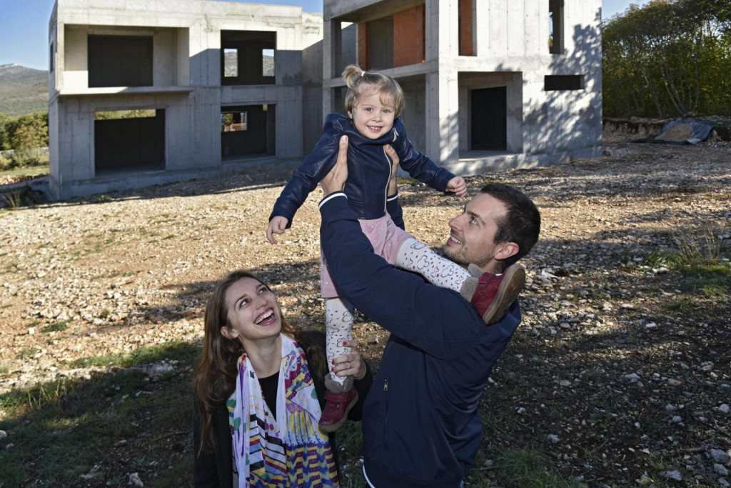 Marko, Bernada i mala Valentina Kovač grade kuću u Konjskom