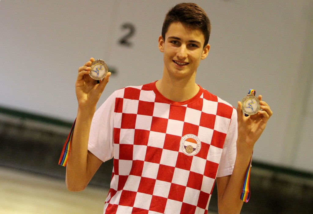 Luka Gašpar s dvije srebrne medalje sa Svjetskog juniorskog prvenstva foto: Tonči Vlašić
