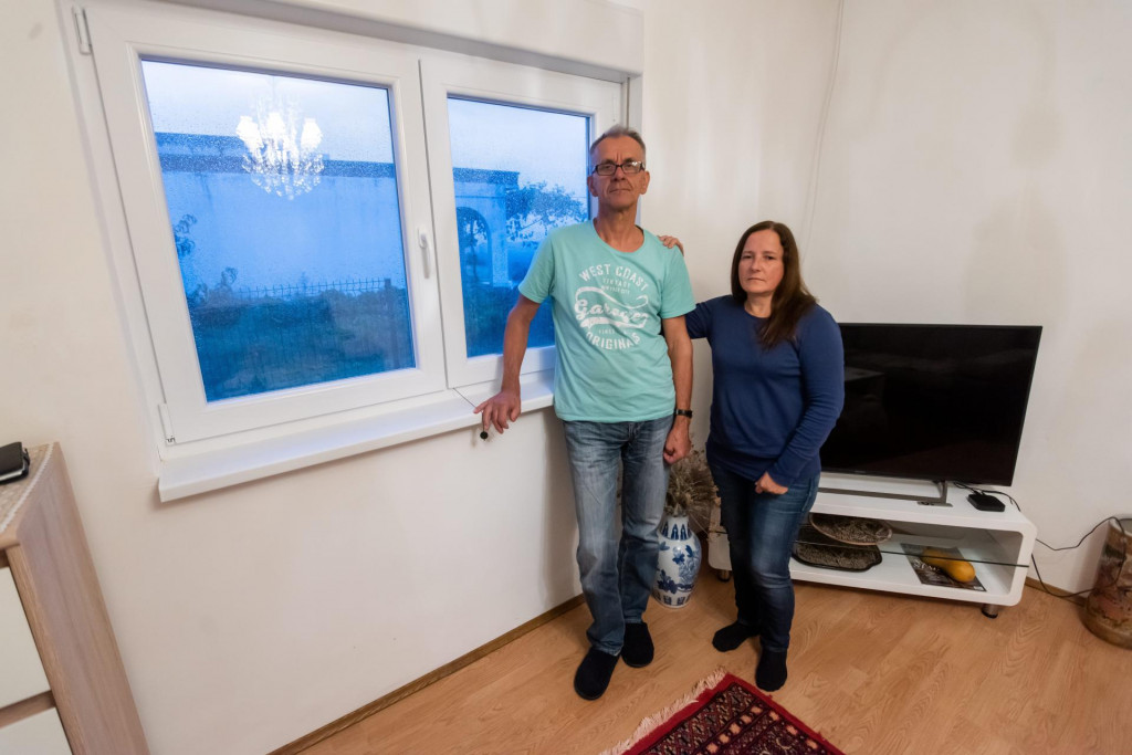 Makira (54) i Rasim (64) Kadić, dvoje umirovljenih državljana Švedske, kojima prvi susjedi prijete nasiljem i vrijeđaju ih po vjerskoj osnovi. Kroz prozor gledaju na susjedovu kuću