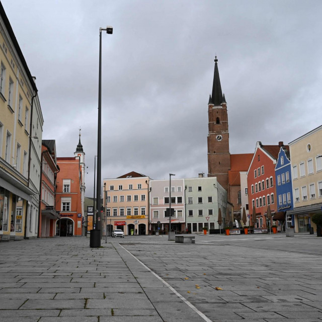 Eggenfelden, grad u Bavarskoj - puste ulice i trgovi za vrijeme lockdowna