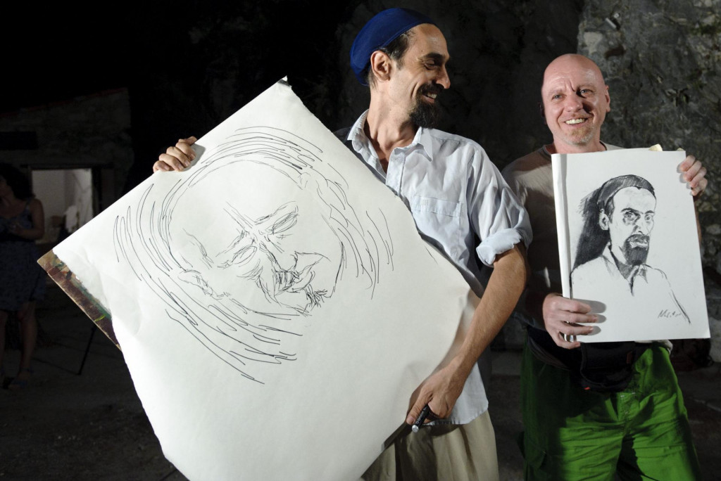 Marijan Crtalić (desno) u na Almissi u Omišu 2013. u crtačkome dvoboju s Petrom Grimanijem&lt;br /&gt;
 