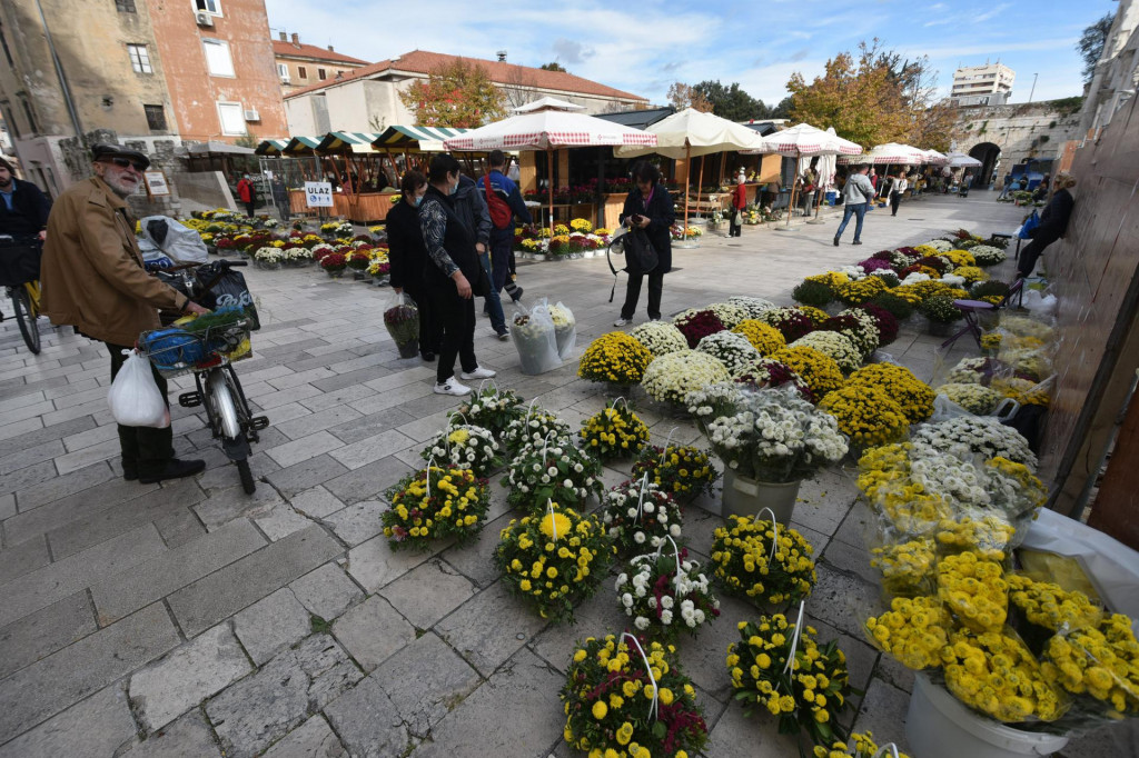 Zadrani se kupovinom cvijeca na gradskoj trznici pripremaju za blagdan Svih svetih i obilazak posljednjih pocivalista svojih najmilijih.