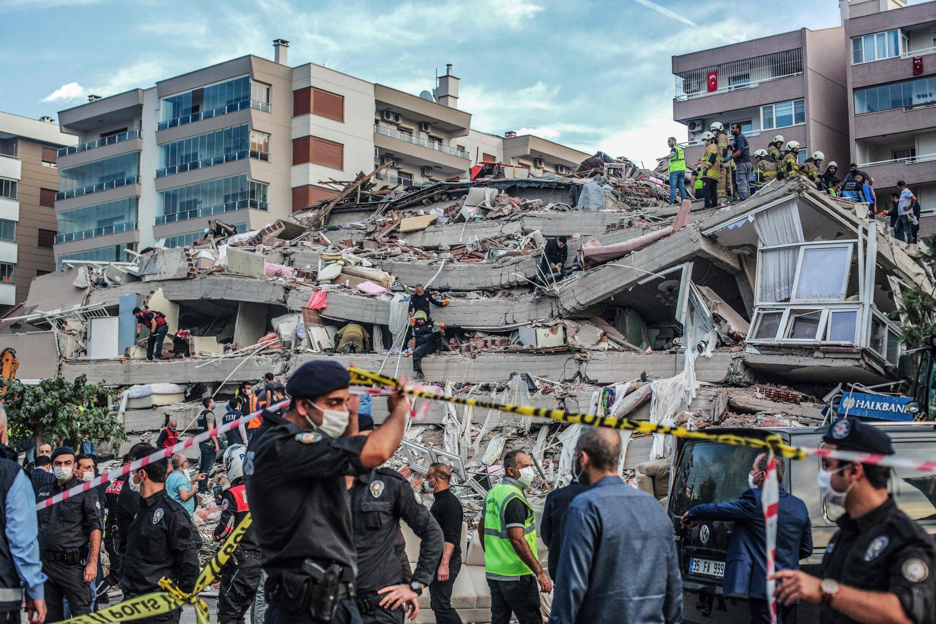 Число погибших при землетрясении в Турции превысило 7 тыс. человек