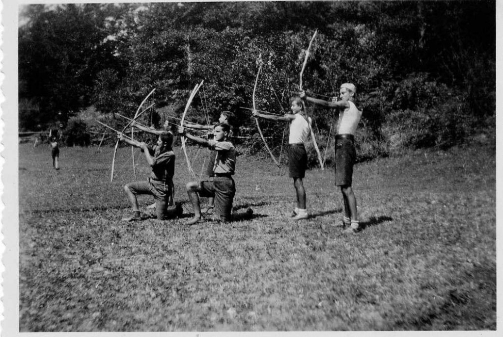Skauti 1931. na logorovanju u Moravicama vježbaju rukovanje lukom i strijelom