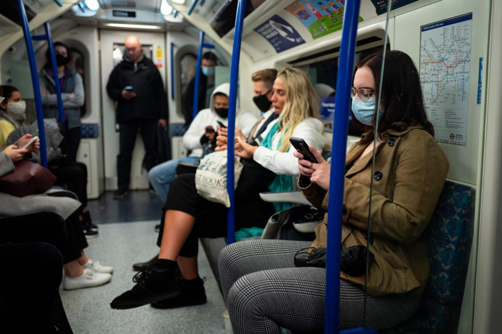 Ni u londonskom metrou nisu svi putnici disciplinirani u pogledu nošenja maski