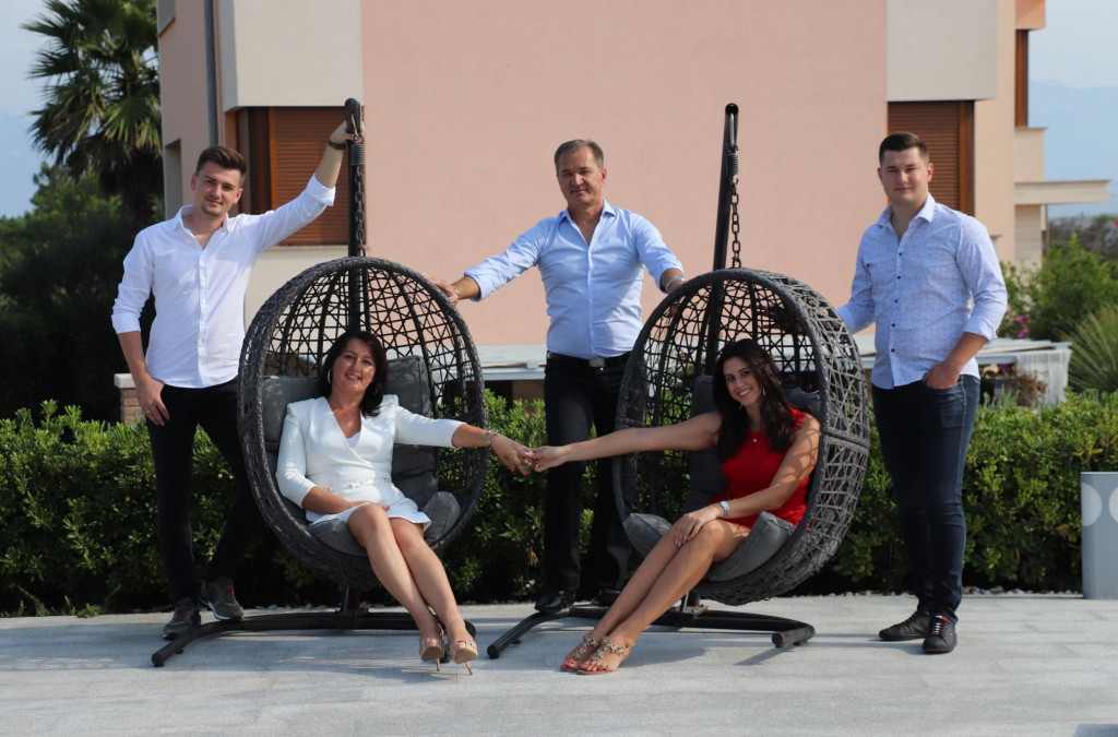 Karabegovići: Anel (lijevo), Hamid (sredina), Sanel (desno), Besima (lijevo) i Elmedina (desno).