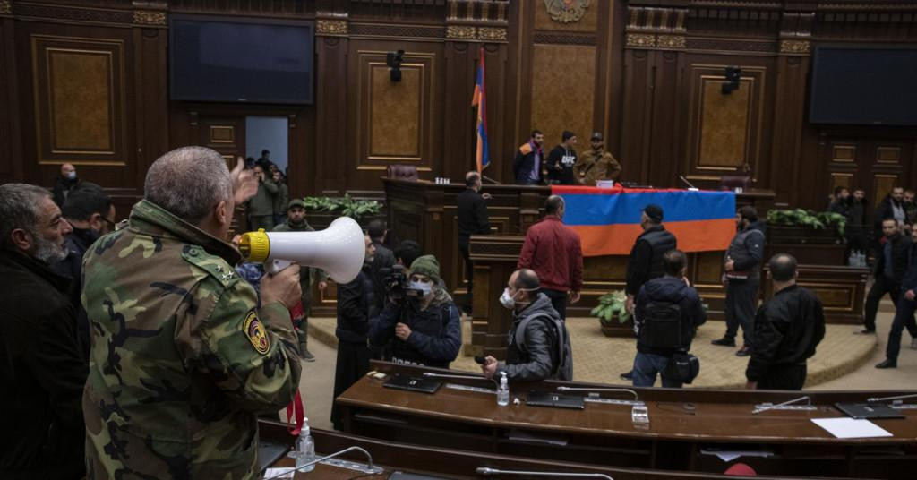 Bijesni Armenci nakon potpisanog primirja demolirali ured premijera