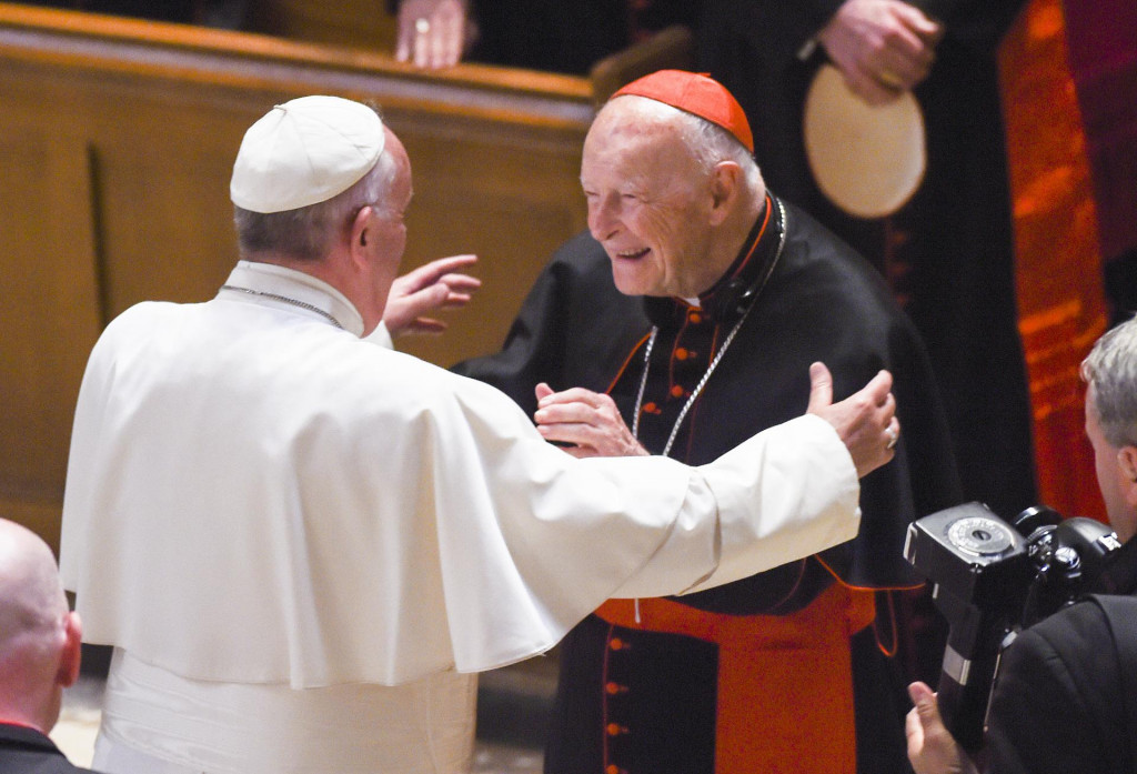 Kardinal Edgar Theodore McCarrick hita u zagrljaj pape Frane