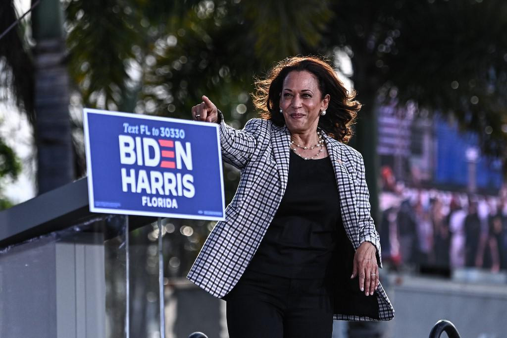 US Democratic vice presidential nominee Kamala Harris arrives to speak at a drive-in rally in Palm Beach State College in West Palm Beach, Florida, on October 31, 2020. (Photo by CHANDAN KHANNA/AFP)