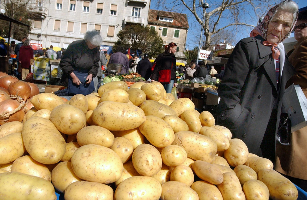 Split, 11.3.2005., gradska mladi krumpir na pazaru foto Josko PONOS