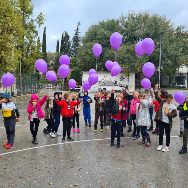 Djeca OŠ Marjan puštaju ljubičaste balone kako bi obilježili Međunarodni dan svjesnosti o prijevremenom rođenju