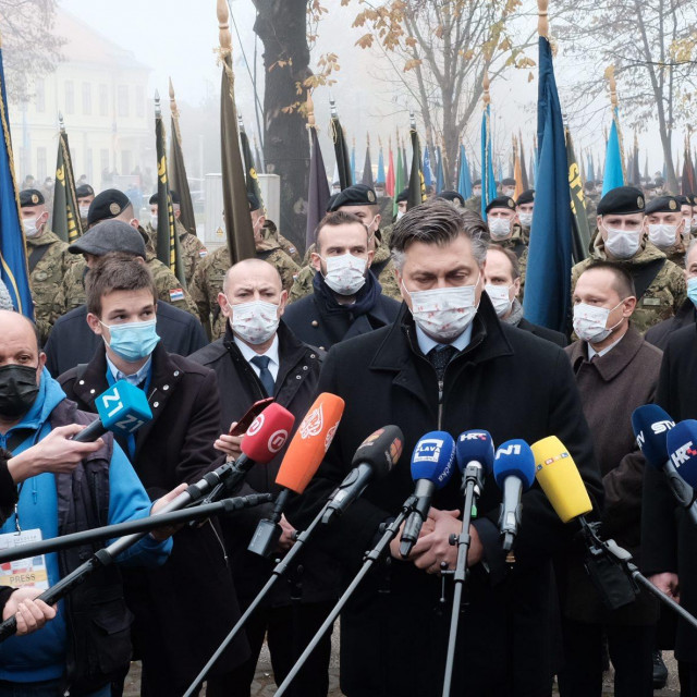  Državni vrh ispred Nacionalne memorijalne bolnice, izjava za medije Andreja Plenkovica.&lt;br /&gt;
 