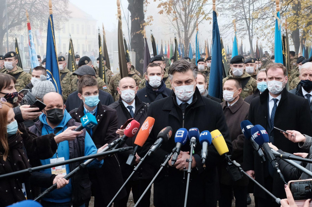  Državni vrh ispred Nacionalne memorijalne bolnice, izjava za medije Andreja Plenkovica.&lt;br /&gt;
 