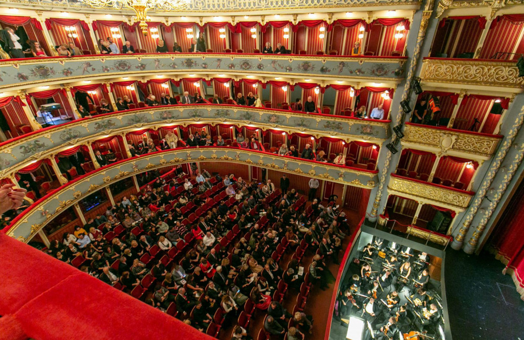 HNK Split lani je Noć kazališta obilježio premijerom Verdijeva &amp;#39;Rigoletta&amp;#39; i gledalištem koje nije ni najveći pesimisiti ne bi nazvali polupraznim&lt;br /&gt;
 