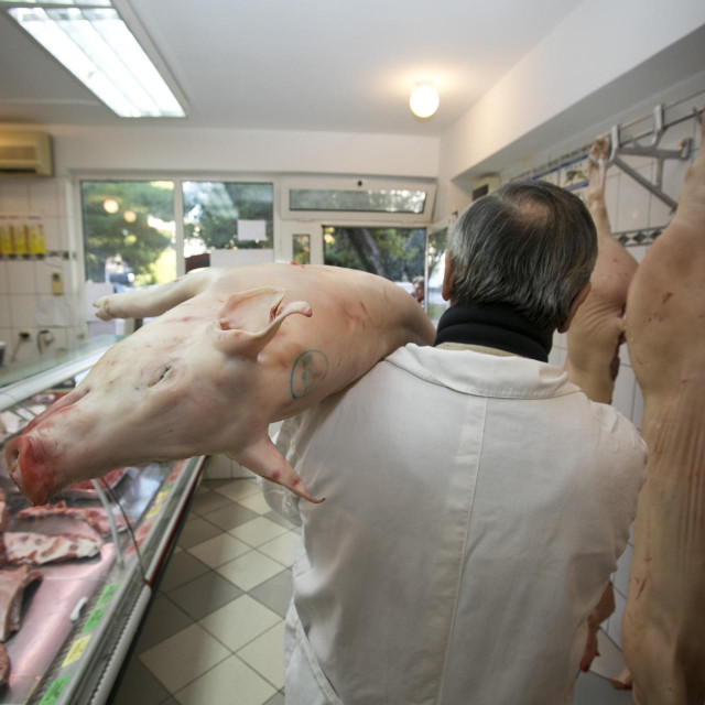 Hladni dani povećali su promet svinjetinom u splitskim mesnicama. Mnogi Dalmatinci tradicionalno kupuju svinjetinu kako bi je sušili u nekom od sela Zagore.&lt;br /&gt;
 