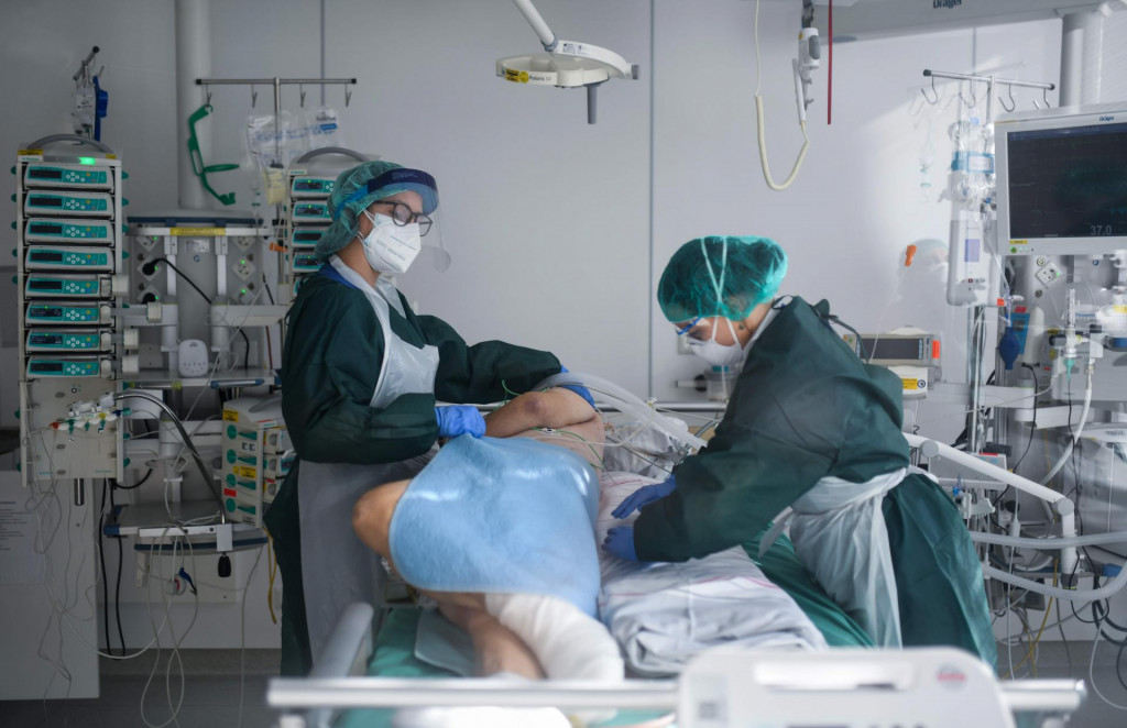 Medicinske sestre uz pacijenta oboljelog od bolesti COVID-19 u intenzivnoj njezi Sveučilišne bolnice u Essenu AFP