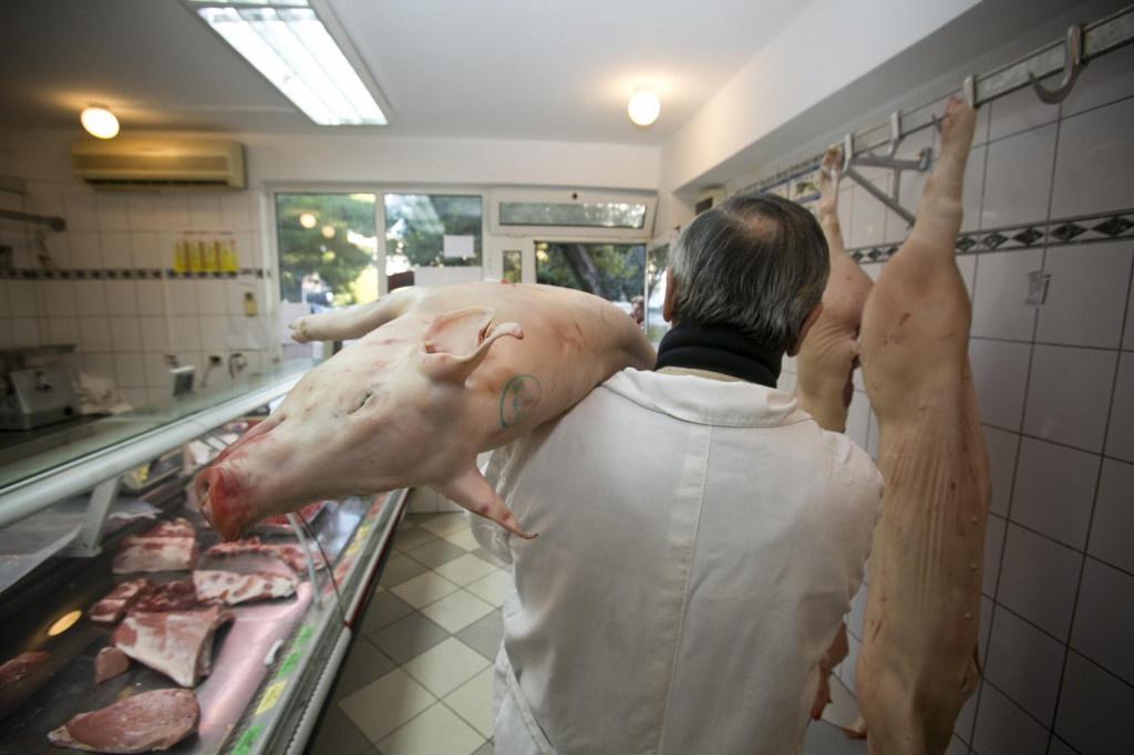 Hladni dani povećali su promet svinjetinom u splitskim mesnicama. Mnogi Dalmatinci tradicionalno kupuju svinjetinu kako bi je sušili u nekom od sela Zagore.&lt;br /&gt;
 