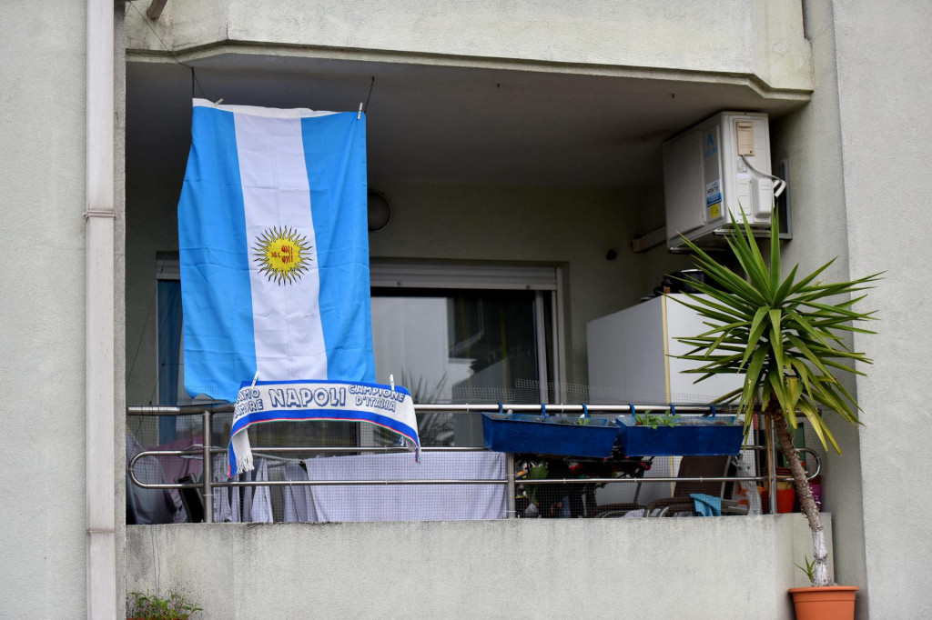 Jedan se Zadranin od omiljenog nogometasa Maradone oprostio objesivisi argentinsku zastavu i sal Napolija na balkonu svog stana.&lt;br /&gt;
 