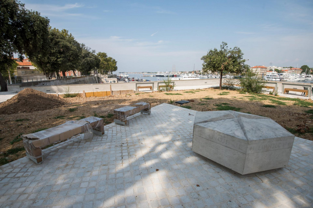 SPECIJAL: SD&lt;br /&gt;
Zadar, 160920&lt;br /&gt;
Akademski kipar Kosta Kostov je autor spomenika antifasistima na Muraju.&lt;br /&gt;
Na fotografiji: spomenik.&lt;br /&gt;