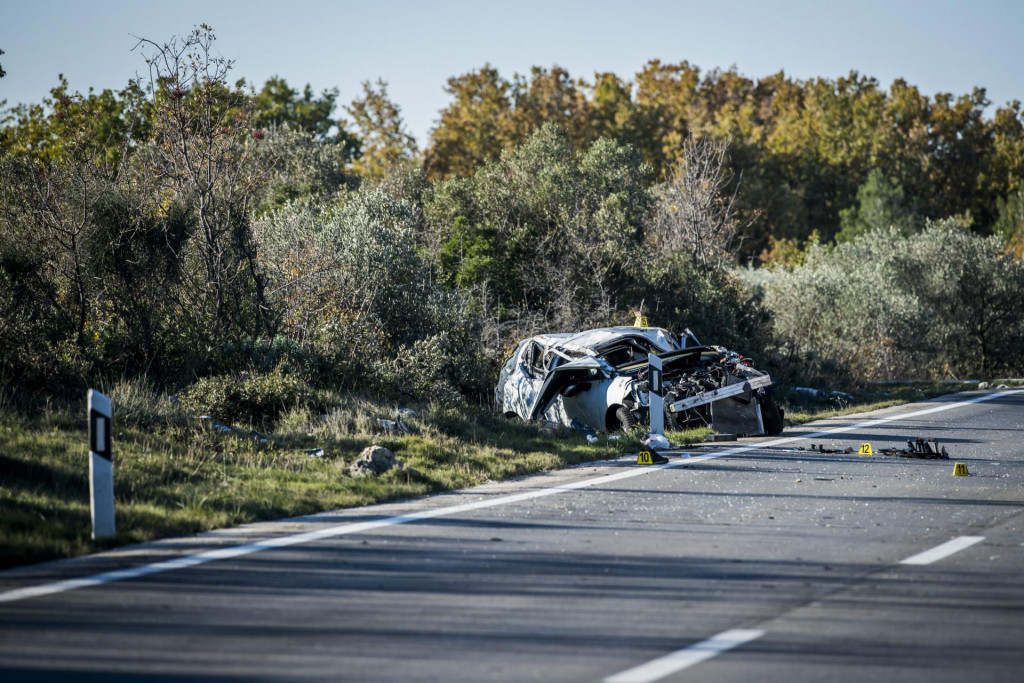 U teškoj prometnoj nesreći poginuo 20- godišnjak