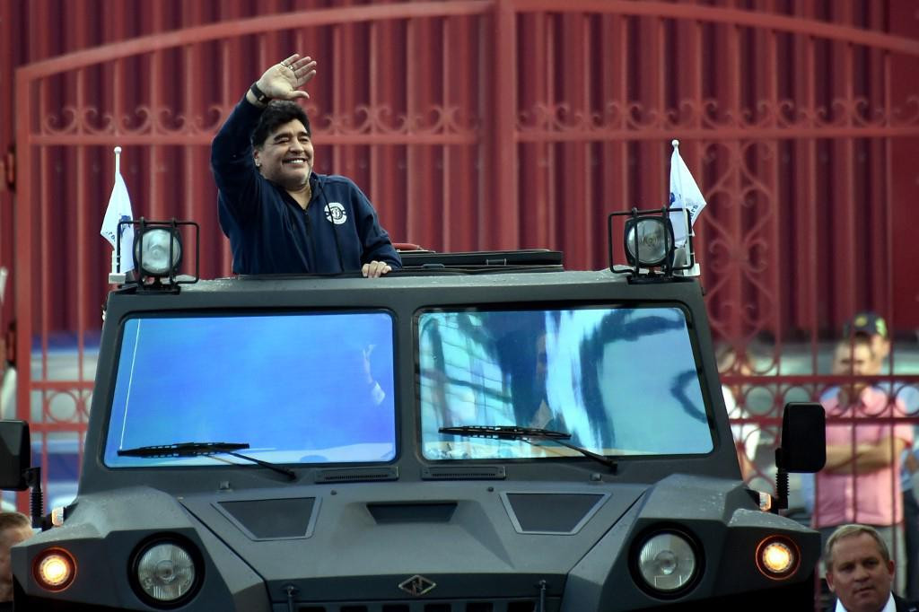 Maradona u vojnom vozilu koje je dobio na dar kada je preuzeo dužnost direktora Dinama iz Bresta