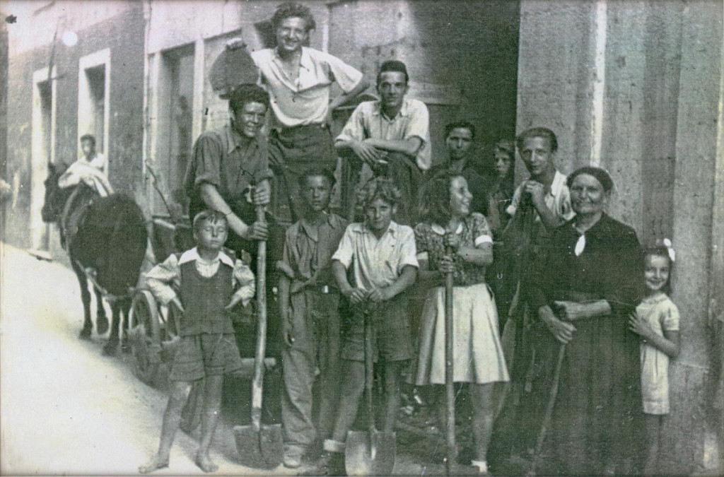 Vjeko Surać (prvi s lijeva s lopatom), 1946. u Kalelargi
