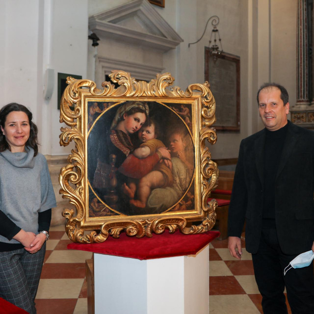 Dr. Tanja Trška i dr. Denis Vokić sa slikom ”Madona della sedia”