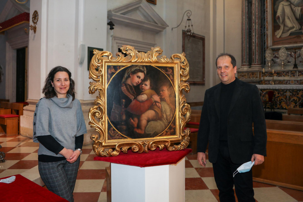 Tanja Trška i Denis Vokić sa slikom ”Madona della sedia” iz Biskupske pinakoteke