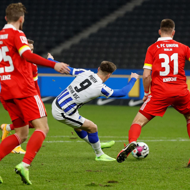 Hertha Berlin&amp;#39;s Slovakian defender Peter Pekarik (C) scores the 1-1 eqalizer during the German first division Bundesliga football match Hertha Berlin v Union Berlin at the Olympic stadium in Berlin on December 4, 2020. (Photo by Odd ANDERSEN/various sources/AFP)/DFL REGULATIONS PROHIBIT ANY USE OF PHOTOGRAPHS AS IMAGE SEQUENCES AND/OR QUASI-VIDEO