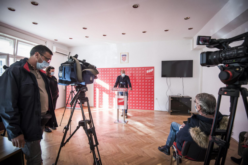 Sibenik, 041220.&lt;br /&gt;
Josko Supe predsjednik zupanijske organizacije SDP-a odrzao je press konferenciju na temu Tko me i cemu sluzi stozer.&lt;br /&gt;