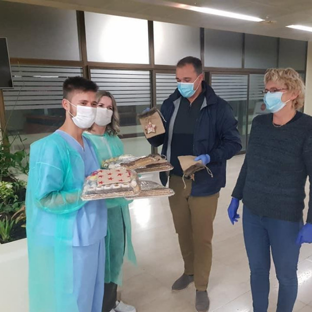 Ana Putica i Denis Pavela s domaćim kolačima za sve koji rade na COVID-odjelu dubrovačke bolnice