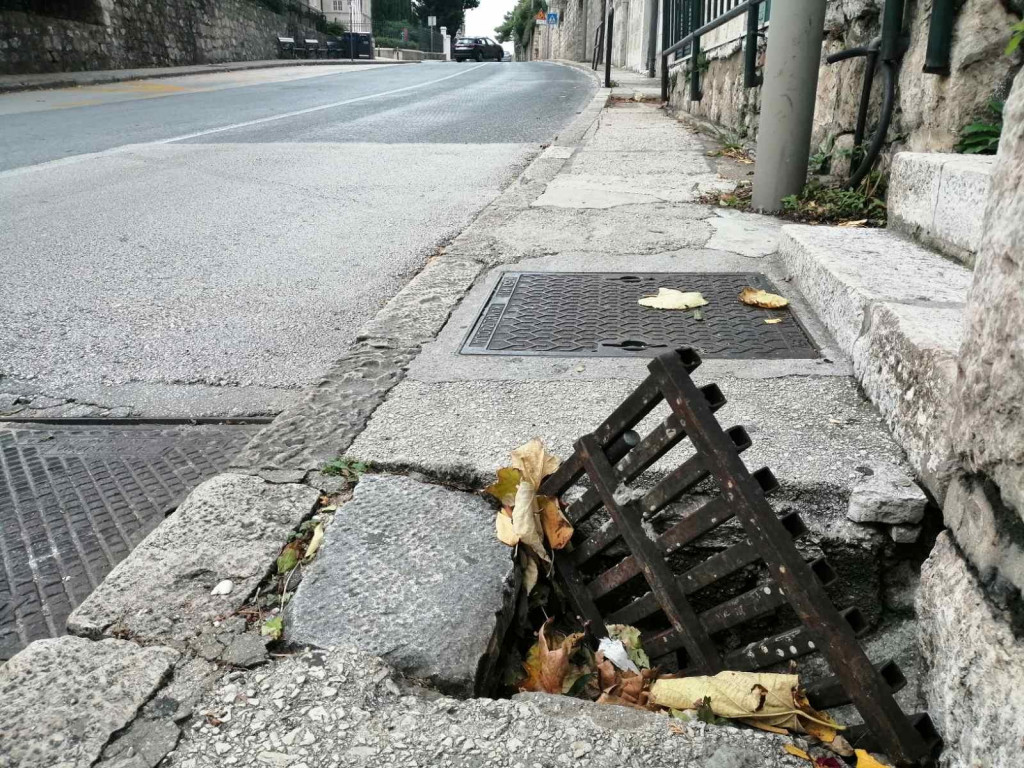 izvrnuti šaht koji prijeti prolaznicima Ulica branitelja Dubrovnika