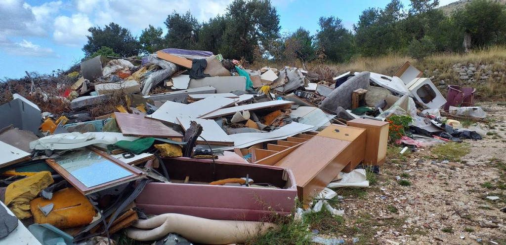 Divlji deponij smeća u Grebaštici
