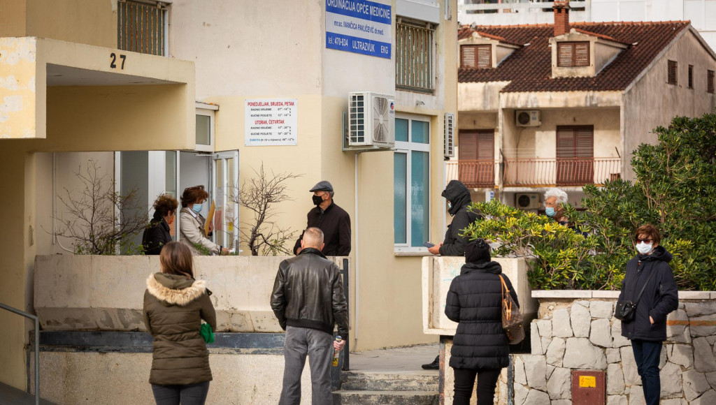 Pacijenti čekaju ispred ordinacije dr. Ivančice Pavličević u Getaldićevoj ulici na svoje kartone jer ona ide u penziju&lt;br /&gt;
 